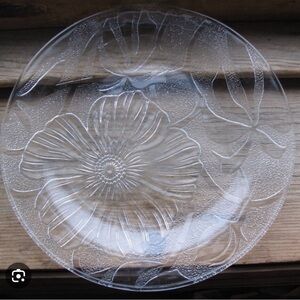KIG Indonesia Clear Textured Glass
Hibiscus Blossom 10" Dinner Plate